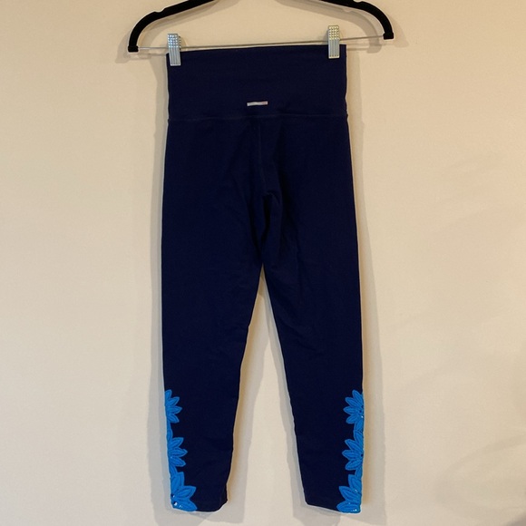 Aerie Move Leggings - Small Blue Floral Embroidery Great Condition - Picture 3 of 6